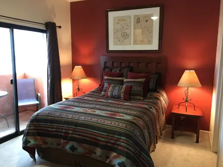 Red Rock Luxury- Beautiful Red Rock Views, Near Hiking, Biking, and Shopping
