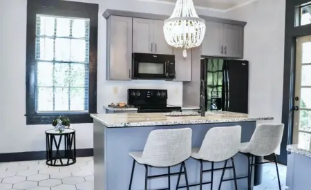 Walk to Downtown Monroe- The Blue Daisy Cottage