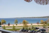 Private Rooftop  BayView&Town2 Lake Michigan Views. Walk to Beach AND Dining!
