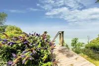 Feel the Lake breeze!! 4b-4ba beachfront house. Private beach access. Sleeps 13 Hotel a Benton Charter Township