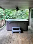 PEACEFUL SECLUDED CABIN IN THE "MOUNTAINS" OF DOE VALLEY!