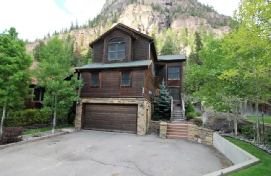 Large Home1blk to Hot Springs Pool, wraparound deck, Cinema Room, parking for 7