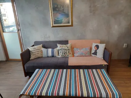 Lovely 1-bedroom condo Отели рядом с достопримечательностью «Собор Воскресения Христова»