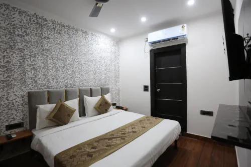 Hotel Twamev Couple Friendly Laxmi Nagar Hotels in East Delhi
