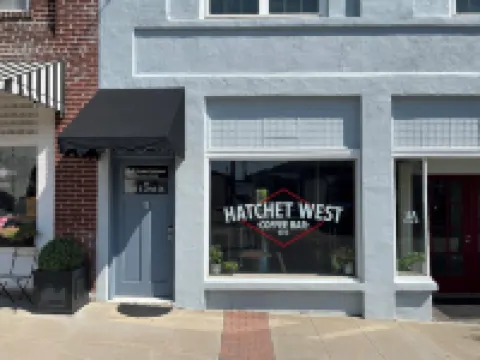 Downtown West Jefferson 3 bedroom apartment walking distance to everything.