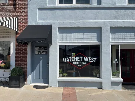 Downtown West Jefferson 3 bedroom apartment walking distance to everything.