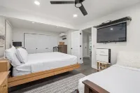 Experience Massapequa charm near Roosevelt Field Mall, 15 Mins to Jones Beach