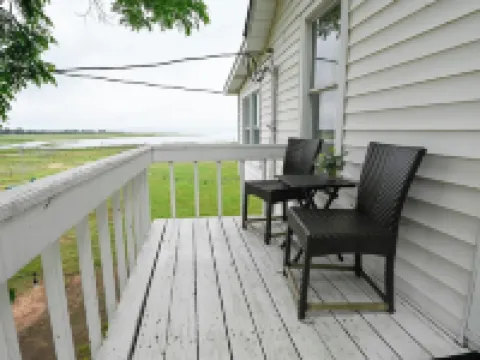 Small but cozy apartment style lakefront home on Buchanan Dam with great views! Hotels in Buchanan Dam