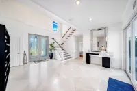 Waterfront Antique Mansion! Heated Pool+Hot Tub!