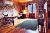 Homely Cottage nestled in the award-winning Heritage Garden