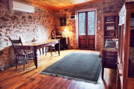 Homely Cottage nestled in the award-winning Heritage Garden