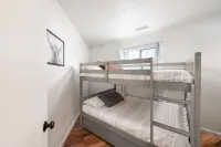 Cheerful two bedroom cottage with hot tub.