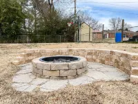 Downtown, museums, MTB, & more! 4BR/3.5BT, pickleball, basketball, & game room!