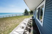 Cozy Lakefront Cottage - Gorgeous Views of Lake Huron!