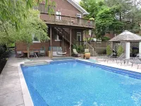 Bright, Parkside condo with pool