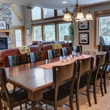 Premier Luxury Home with 7 Br/8 BA, Hot Tub, Game Room, Sharc Passes, A/C