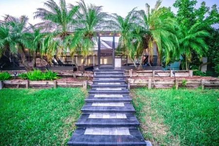 Luxury Palm Tree Two / 3 King Beds, Put Put Golf, Heated Pool, 7 Person Hot Tub Отели в г. Apollo Beach