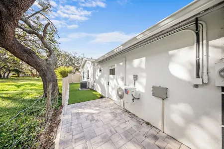 Spacious Studio: King Bed, Kitchenette & Full Bathroom and Board Games!