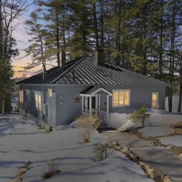 Tranquil, serene Sebago Lakefront House on 2 wooded acres - 300ft waterfront!
