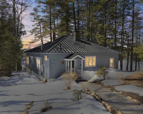Tranquil, serene Sebago Lakefront House on 2 wooded acres - 300ft waterfront! Hotels in Casco