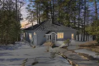 Tranquil, serene Sebago Lakefront House on 2 wooded acres - 300ft waterfront! - 홈스테이