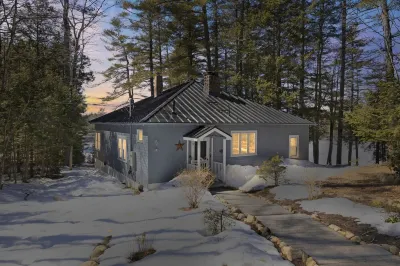 Tranquil, serene Sebago Lakefront House on 2 wooded acres - 300ft waterfront!