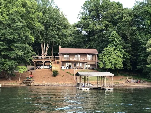 Robyn's Nest -- Lovely Lakefront Property with Expansive View