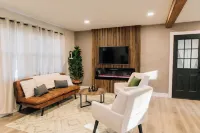 Entire home w/ BEAUTIFUL Backyard in Sugarcreek, Ohio Hotels in Sugarcreek