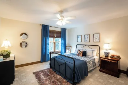 Horsepasture River Townhome- Walk to Amenities and Restaurants!