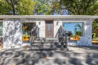 LOCATION DUNWOODY; NEW-BEAUTIFUL MODERN HOUSE&Outdoor Seasonal Private Pool Hotel dekat Publix Super Market at Oglethorpe Crossing