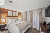 Lake Grove Cottage: 1 min walk to the Strip! - 4-Star