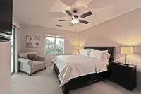 Walk to Caochella, Beautiful home on the golf course, Private pool, Sleeps 10