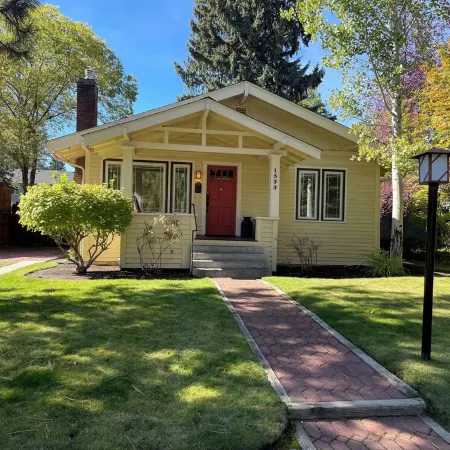 Historic Downtown │Walk Everywhere │Private Hot Tub │One Block to River