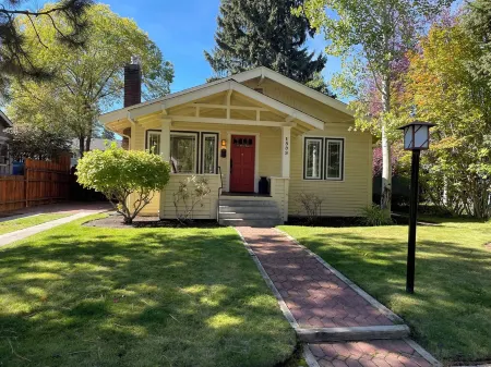 Historic Downtown │Walk Everywhere │Private Hot Tub │One Block to River