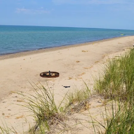 Cozy Lakeside Cottage.... with access to a private beach!