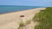Cozy Lakeside Cottage.... with access to a private beach!