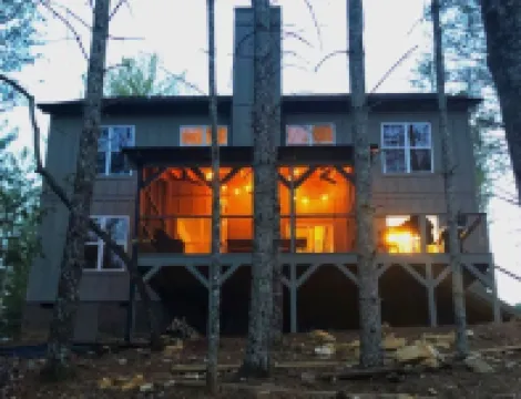 Lake James Country-style House - Deep Cove, Pool, Screen Porch, Kayaks & SUP!