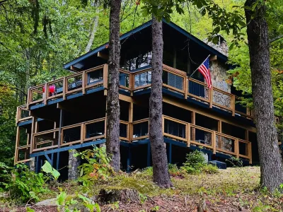 MTN View Retreat, Hot Tub, Game Room & Pizza Oven, Deck, Fire Pit & King Master