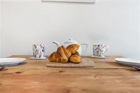 Private garden & central location  within 5 min walk of town Отели в г. Фоуи