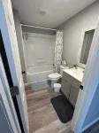 Bourbon Trail Bungalow-fast WiFi, low cleaning fee, lots of parking, fenced in Hotels near Knob Creek Gun Range