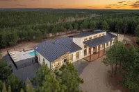 Luxury Hilltop, Surreal Views, Pool, Hot Tub, Firepit & 4Kings Bed Hotels in 