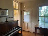 Spacious modernized 5-bedroom farmhouse on vineyard فنادق في Oakley