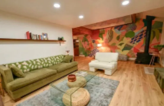 Cozy and Artistic Space with a library and a Floating Net