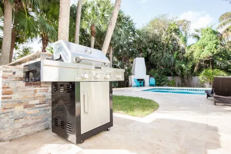 3 Minute Walk to Beach-Discounted Rates- Relaxing-Private-Fun-Pool-WiFi-Near All