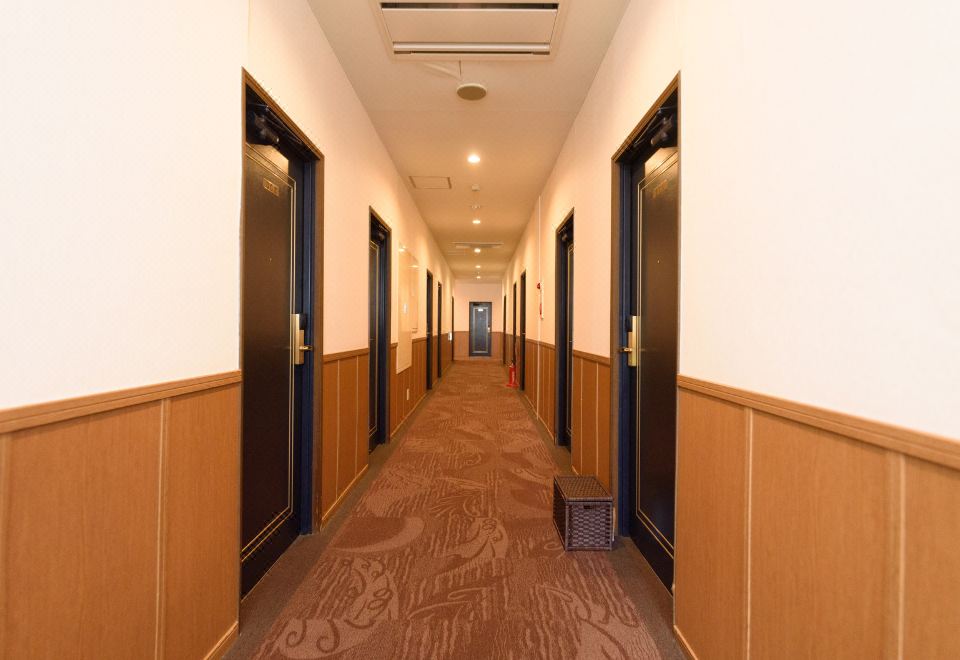 비즈니스 호텔 가와카미 외관 또는 로비