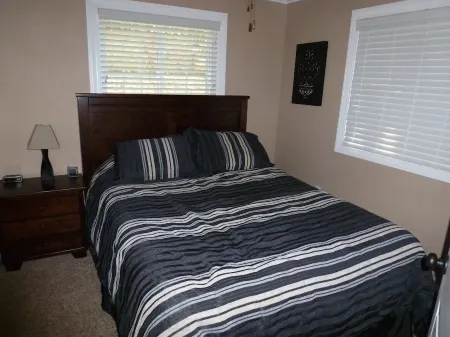 Cozy Lakefront House w/Nice Covered Deck.  Calm Water Location & Pet Friendly! Отели в г. Осейдж-Бич