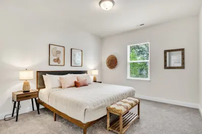 2BR Greer Condo: Pet-Friendly, King Beds, Fire Pit Expressions of Greer 주변 호텔