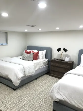 Modern Colonial House Отели рядом с достопримечательностью «Антермайер Гарденс Консерванси»