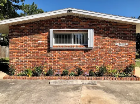 Cozy 1-bedroom in Downtown Cocoa Beach Отели рядом с достопримечательностью «Aquatic Center»