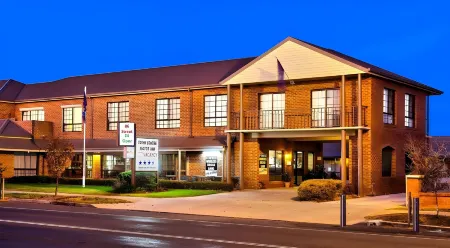 Holbrook Town Centre Motor Inn